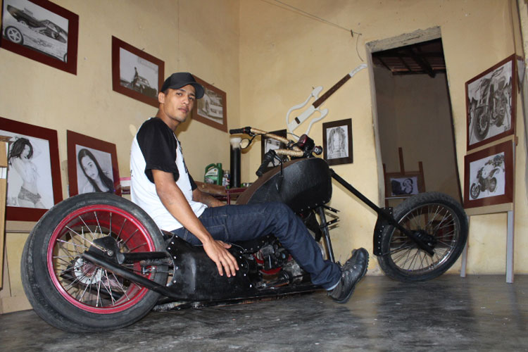 Com arte diferenciada, artista brumadense constrói a própria motocicleta em forma de naja