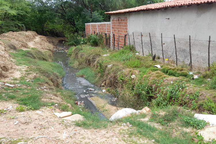 Brumado: Esgoto a céu aberto gera transtornos à saúde de moradores e polui Rio do Antônio