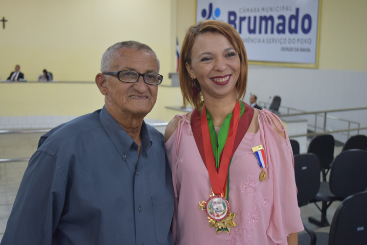 Comendadora internacional da cultura, Silvia Mello recebe moção da Câmara de Brumado