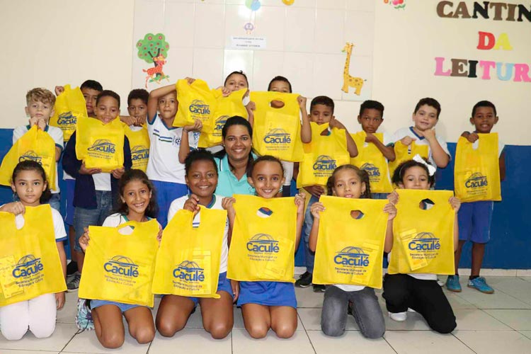 Caculé: Prefeitura distribui kits escolares na rede municipal de ensino