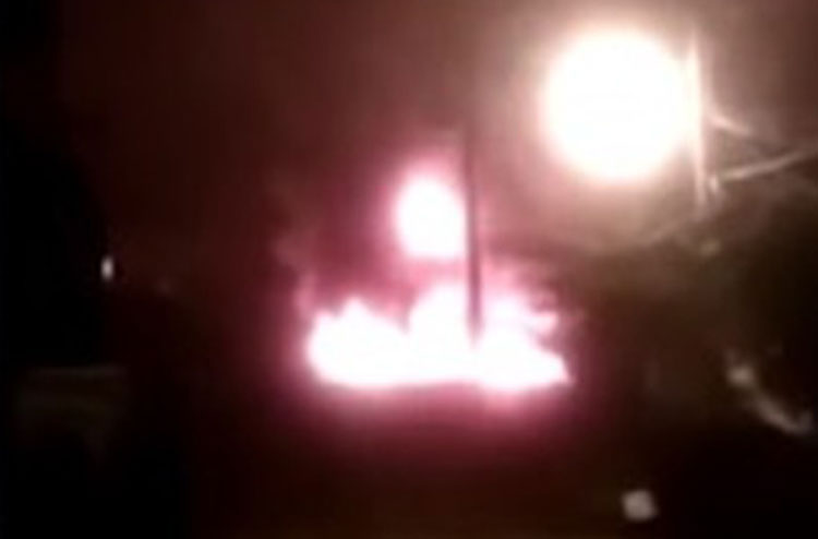 Ônibus de transporte escolar pega fogo em Ilhéus