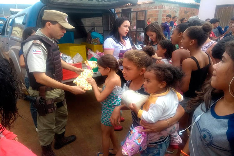 Brinquedos e alimentos são distribuídos pela polícia militar a famílias carentes de Ituaçu