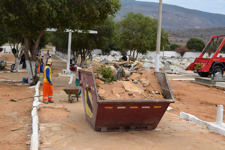 Cemitérios recebem manutenção para o dia de finados em Brumado