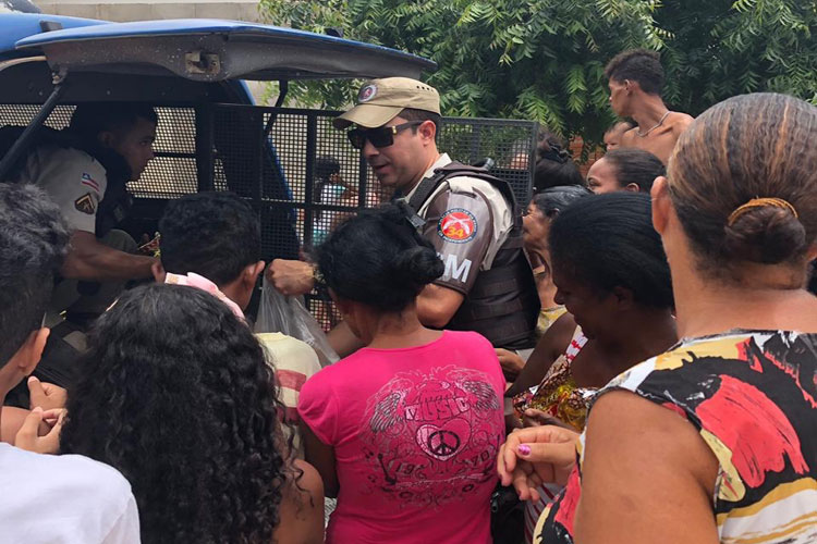 Natal Solidário: PM entrega alimentos, brinquedos e roupas em Brumado