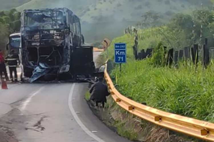 Ônibus de turismo pega fogo na BA-263 em Vitória da Conquista