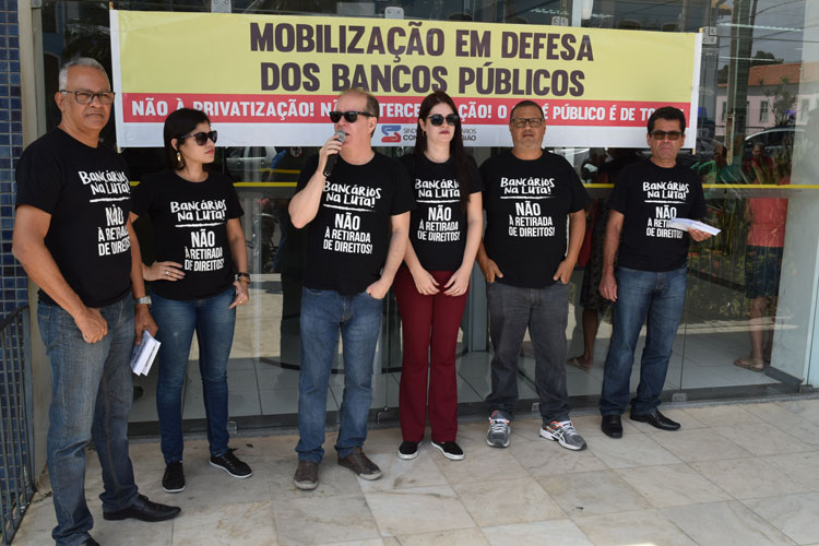 Bancários protestam contra privatizações de bancos públicos em Brumado