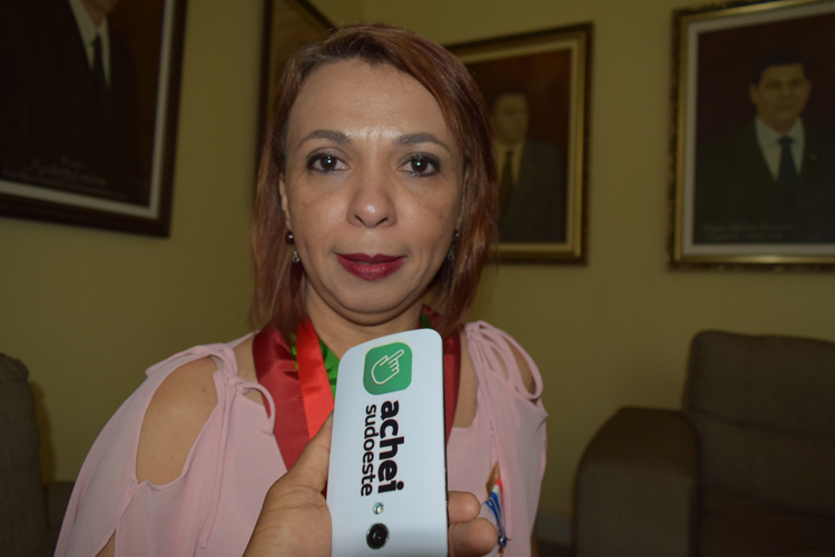 Comendadora internacional da cultura, Silvia Mello recebe moção da Câmara de Brumado