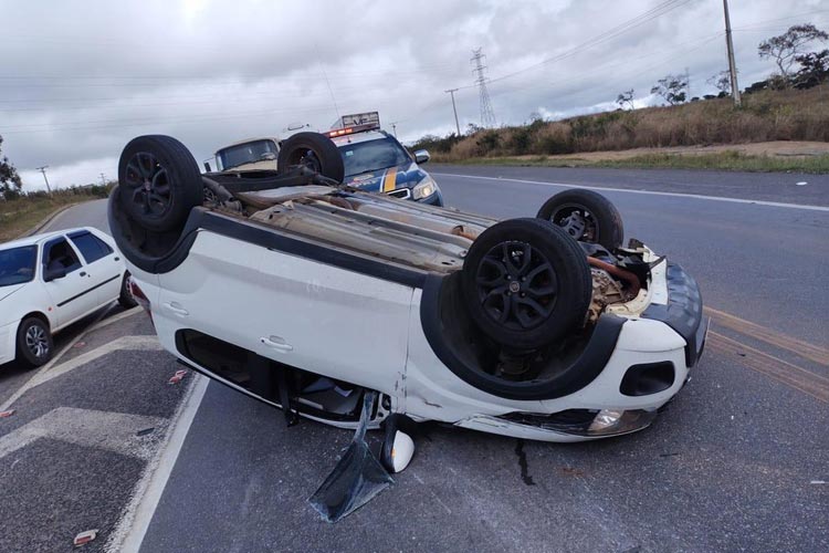 Após bater em outro veículo, carro capota e deixa ferido em Vitória da Conquista