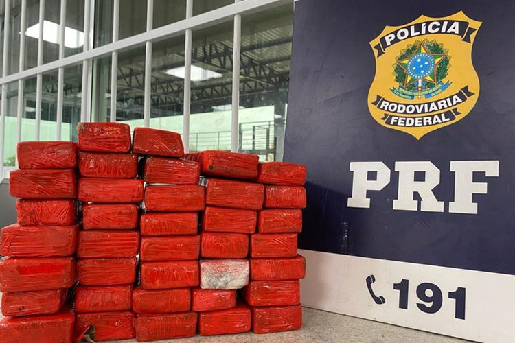 Vitória da Conquista: Passageira de ônibus é presa com quase 21kg de maconha escondida em mala