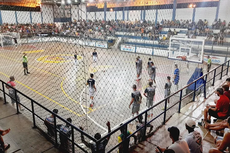 Brumado: Partidas eletrizantes e grande público na abertura da Copa Brahma de Futsal