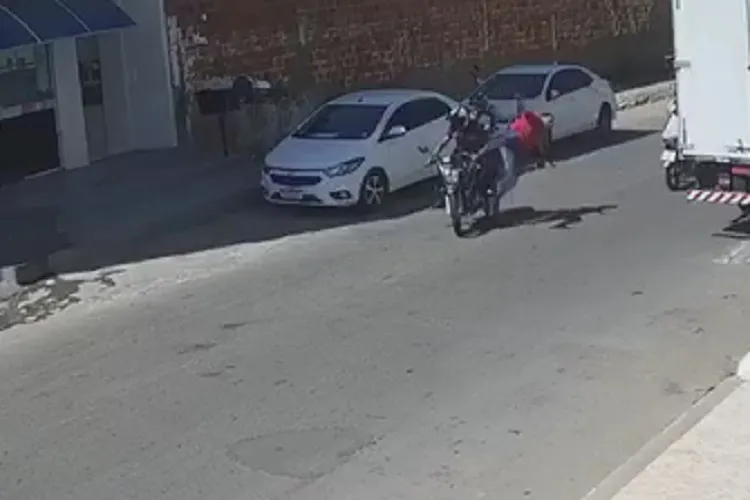 Vídeo mostra pedestre sendo atropelado por motociclista em Guanambi