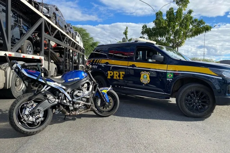 PRF recupera motocicleta de luxo com registro de furto em Jequié