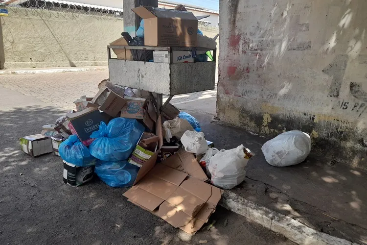 Sem coleta, lixo fica acumulado e revolta populares em Brumado
