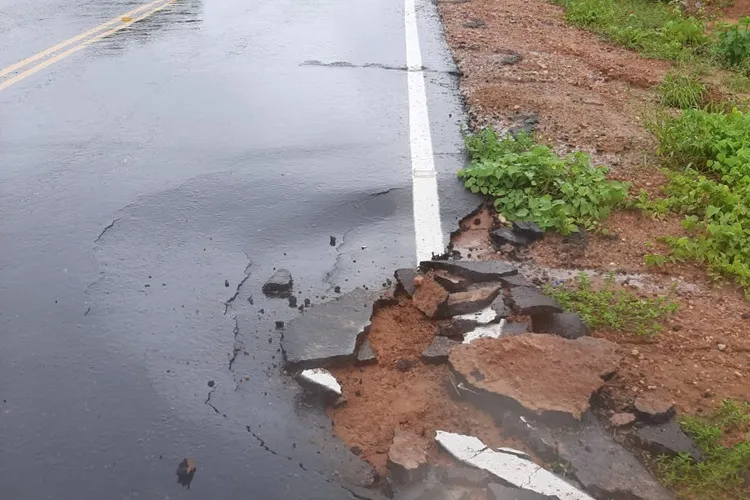 Brumado: Moradores denunciam péssima qualidade no asfalto milionário do Arrecife