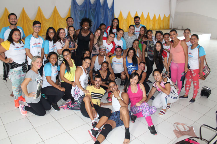 Bailarino do Harmonia do Samba quebra preconceitos nas escolas de Brumado com a dança