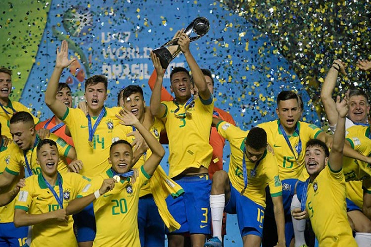 Seleção brasileira derrota o México por 2 a 1 e conquista o Mundial Sub-17