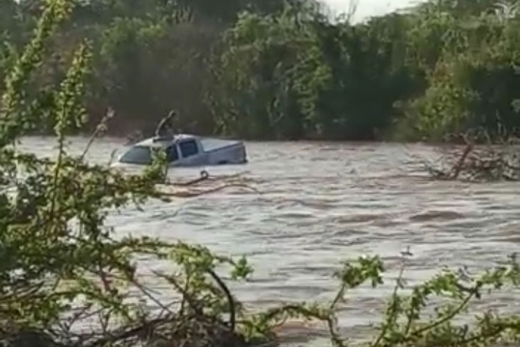 Brumado: Veículo é arrastado por correnteza para dentro de rio no Distrito de Cristalândia
