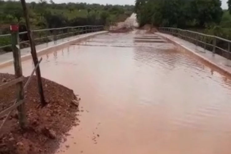 Brumado: Moradores revoltados com estrutura de ponte que acumula lama das chuvas