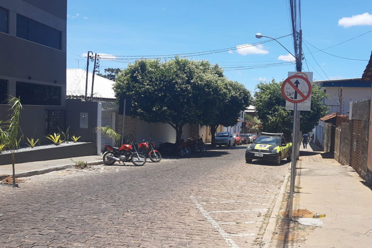 SMTT transforma Rua Iluminato Lobo em mão única na cidade de Brumado