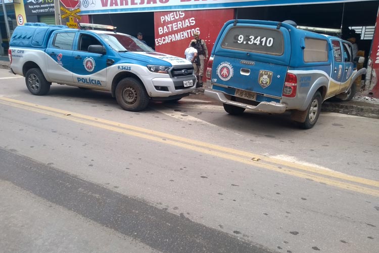 Dois policiais são feridos após colisão de viatura contra casa comercial no centro de Brumado