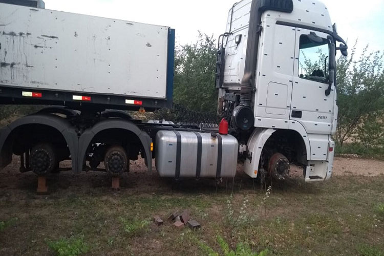 Caminhoneiro brumadense é amarrado e assaltantes roubam pneus de carreta em Oliveira dos Brejinhos