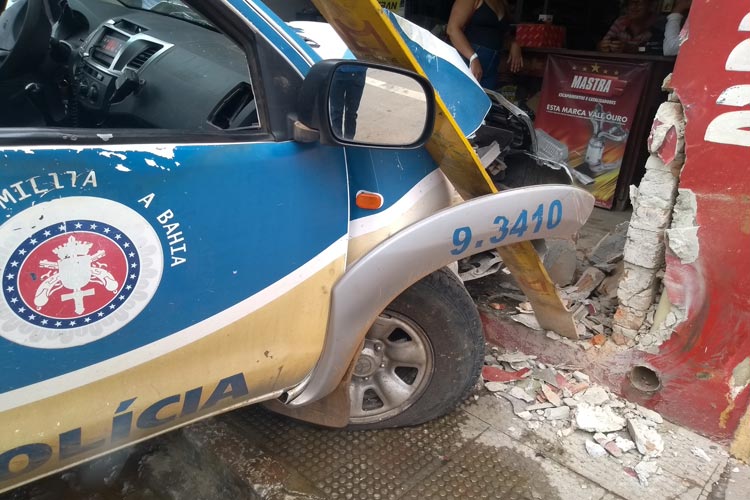 Dois policiais são feridos após colisão de viatura contra casa comercial no centro de Brumado