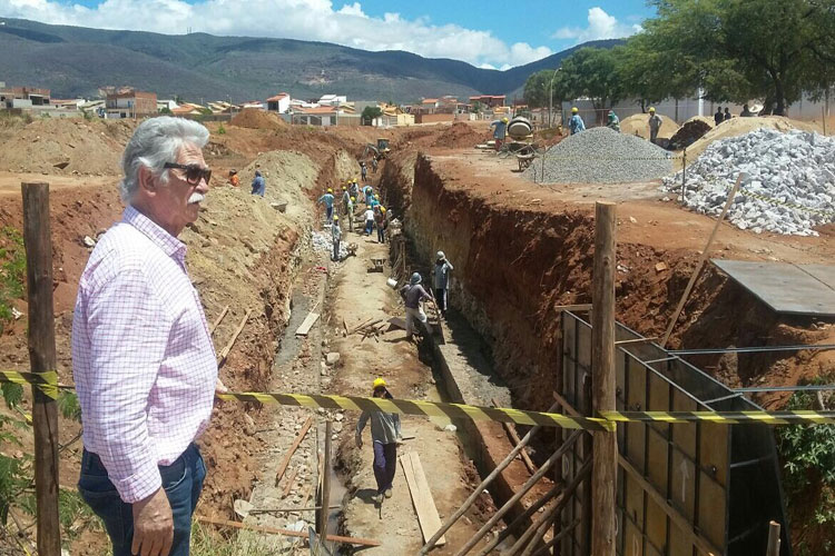 Brumado: Eduardo Vasconcelos acompanha obra de canalização do Riacho do Bate Pé no Bairro São José