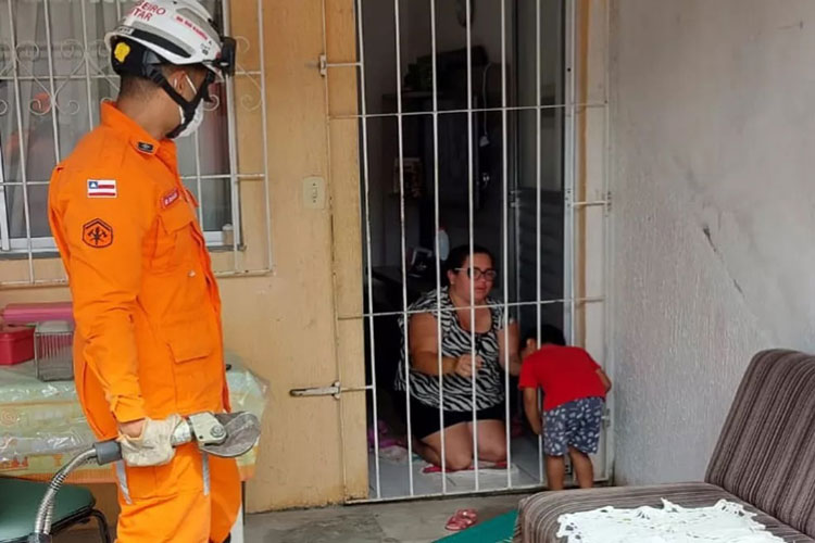 Criança fica com a cabeça presa em grade e é socorrida por bombeiros no sul da Bahia