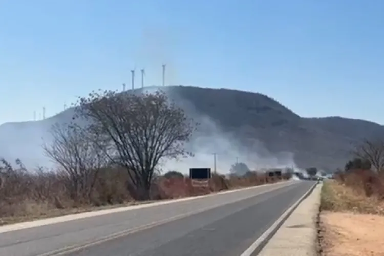 Caminhão carregado com maracujá tomba, pega fogo e interdita a BR-030 em Guanambi