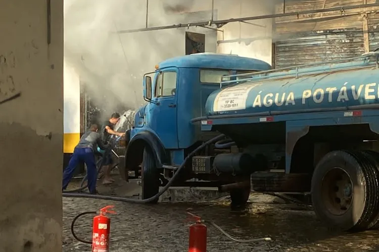 Loja de motos fica destruída após incêndio no centro de Brumado
