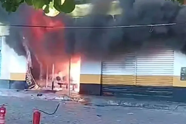 Loja de motos fica destruída após incêndio no centro de Brumado