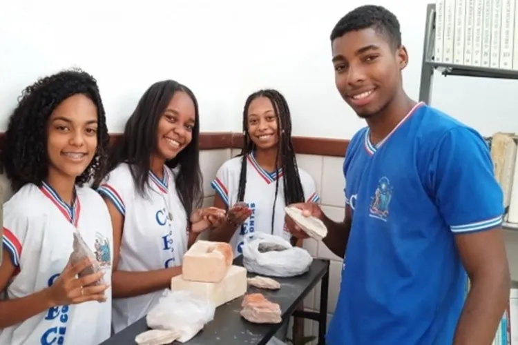 Colégio Estadual Carlos Souto monta litoteca para estudos geológicos em Rio de Contas