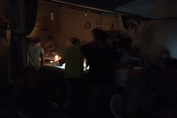 À luz de velas: Brumadense processa Coelba por receber convidados em aniversário no escuro