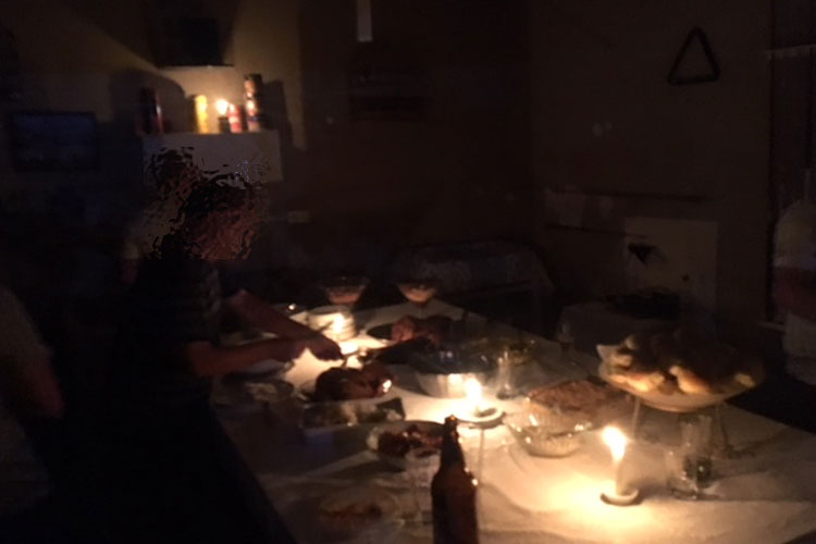 À luz de velas: Brumadense processa Coelba por receber convidados em aniversário no escuro