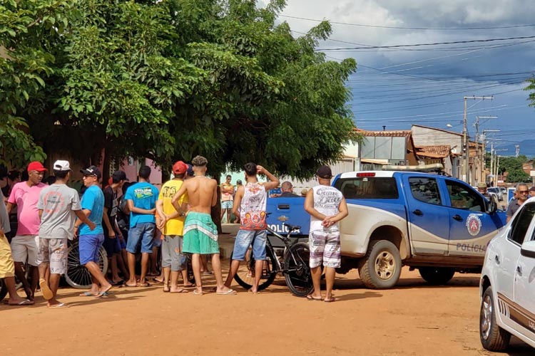 Barreiras: Criança é morta a tiros em frente a bar e padrasto da vítima seria alvo do ataque