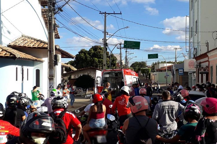 Homem passa mal e cai de moto no centro da cidade de Brumado