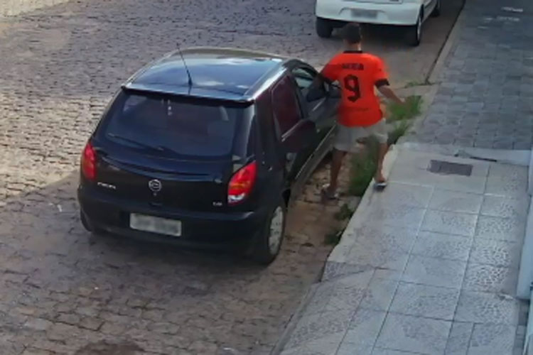 Brumado: Câmeras de segurança flagram jovem furtando celular dentro de veículo na Avenida Mestre Eufrásio