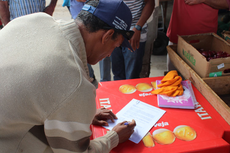 Brumado: Em Itaquaraí, Elias Piau colhe assinaturas de populares para reforma do mercado