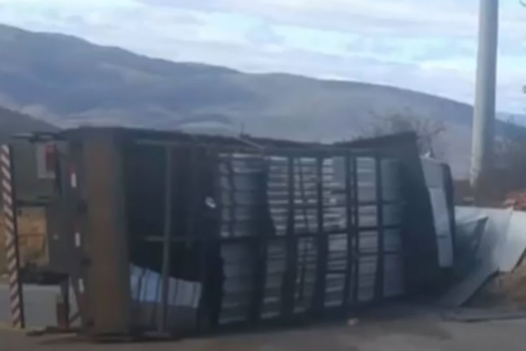 Brumado: Caminhão carregado com ferro tomba na BA-148 em Rio de Contas