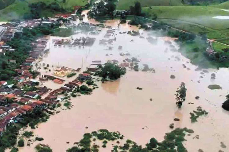 Chuva na Bahia deixa 21 mortos e obriga 77 mil pessoas a sair de casa