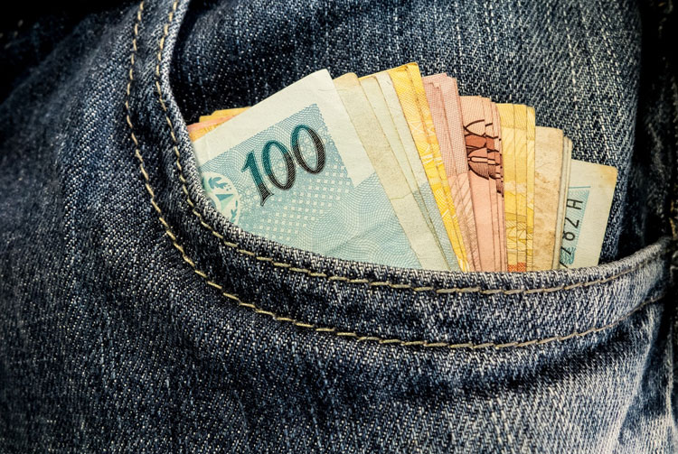 Dois terços dos brasileiros não conseguem poupar dinheiro, aponta pesquisa