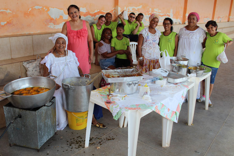 Brumado: Mantendo tradição de 10 anos, Dona Dete faz distribuição de acarajés na Apae