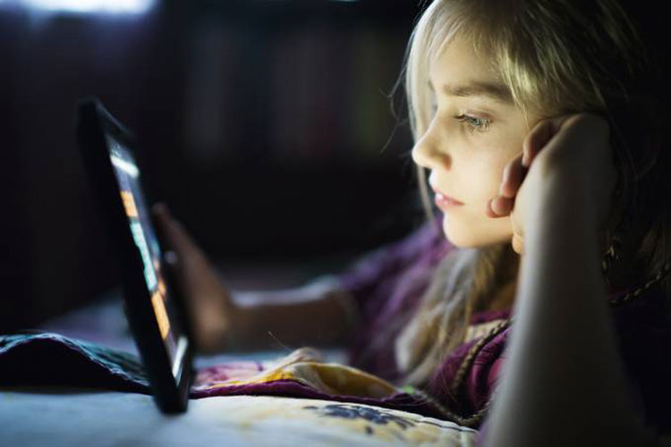 Usar eletrônicos antes de dormir afeta a qualidade do sono