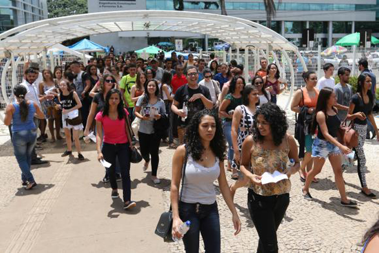 Quase 7 milhões de estudantes começam o Enem neste domingo