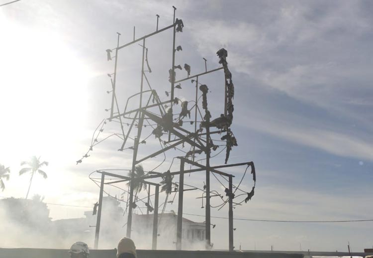 Incêndio destrói monumento de Mário Cravo Júnior na Praça Cayru em Salvador