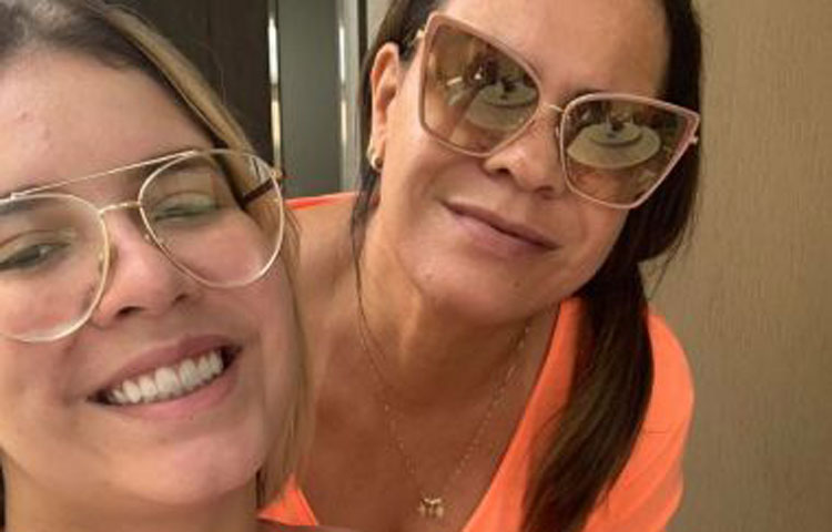 Mãe de Marília Mendonça guarda celular com áudio da cantora e roupa do acidente