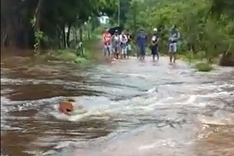 Ponte fica submersa após chuvas na cidade de Ibicoara