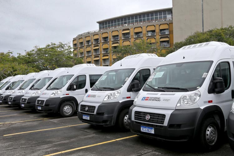 Governo baiano entrega vans para Presidente Jânio Quadros e Maetinga realizarem transporte de pacientes