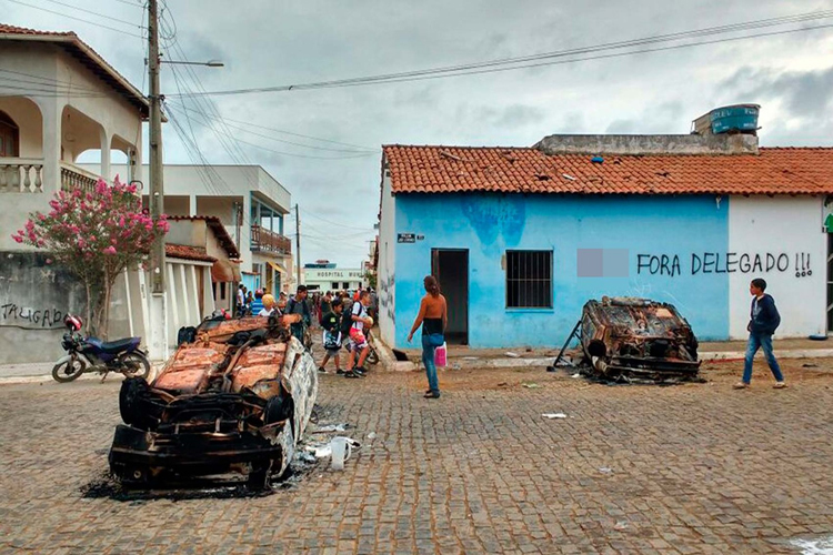 Delegacia e carros são destruídos em protesto contra delegado em Piripá