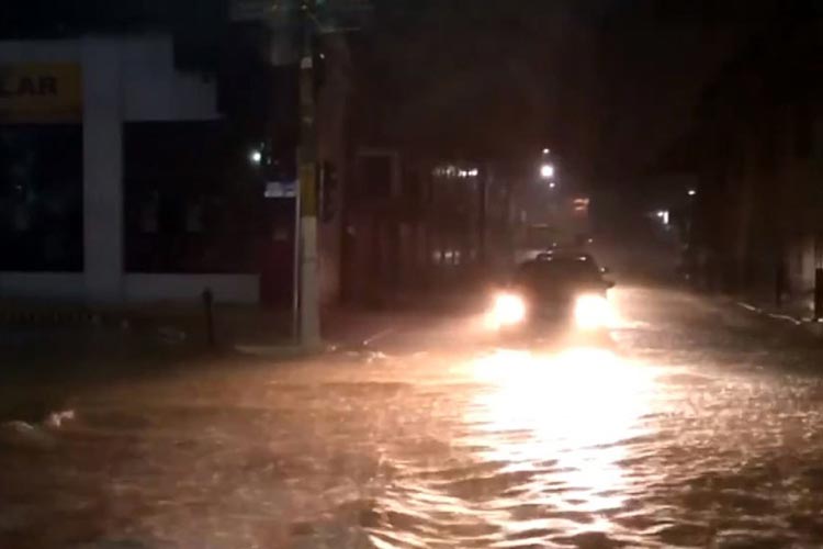 Temporal deixa ruas alagadas em Barreiras, no oeste da Bahia